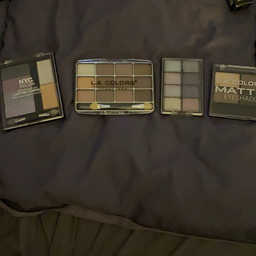 Assorted eyeshadow
